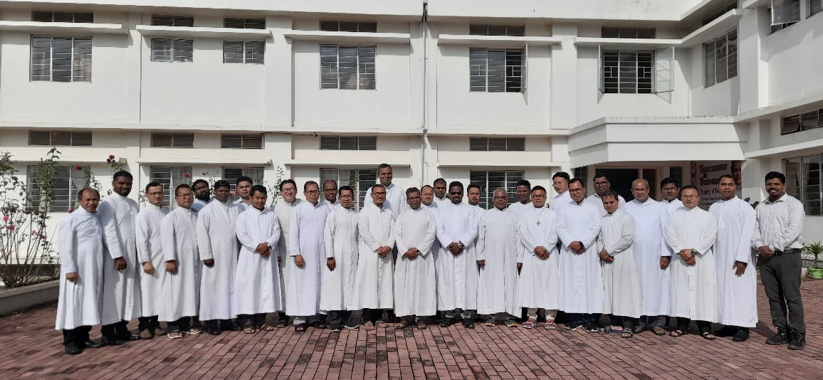 In his keynote address, Fr. Jeevan Lakra highlighted the pressing need for Salesians to be deeply present among the young, walking with them through life’s challenges. He urged the participants to accompany youth with compassion, help them draw closer to God, and inspire them to contribute positively to society. Esteemed resource persons animated the sessions: Fr. Patrick Lepcha, SDB – Director, DBYA-SA, Fr. Shilanand Kerketta, SDB – Youth Ministry Delegate, Delhi Province, Fr. Joji Yeruva, SDB – Youth Director and Social Experience Coordinator, Hyderabad Province, and Fr. Michael Makri, SDB – Director, Don Bosco Media Network and Province Delegate for Social Communication The programme featured a range of engaging sessions, including mentoring and accompaniment, building Educative Pastoral Communities (EPC) and Salesian Educative Pastoral Plans (SEPP), synodal approaches to ministry, counselling and vocational guidance, and the role of volunteerism. Participants also explored the essential skills of a youth minister, the Oratorian heart, and the growing importance of digital ministry in today’s mission. A highlight of the gathering was the evening encounter with young people, during which Vancouver Shullai, President of SYM, voiced the expectations of today’s youth: to be heard, welcomed without judgment, supported in their struggles with addiction, and inspired by authentic leadership. The event concluded with a vibrant cultural evening featuring performances by youth from St. Anthony’s and the Nongstoin region.